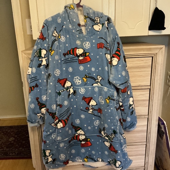 Charlotte Russe Christmas Snoopy Hooded Sherpa Lounger - Picture 8 of 9